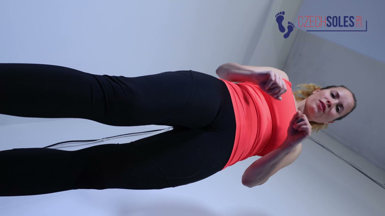 Czech Soles - foot fetish content: Sudut pandangan pertama gim di bawah kakinya yang terdedah - dia...