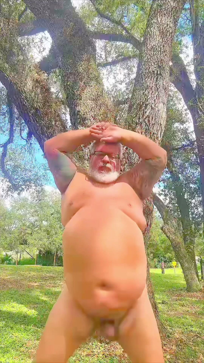 Hand-Free-Daddy-Chub: Голий Танцюючий Ведмідь У Пустині Показує Свою Дірку
