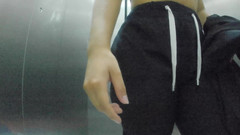 AndreaBellotiStar: 她在购物中心的浴室里拍摄自己换衣服的录像