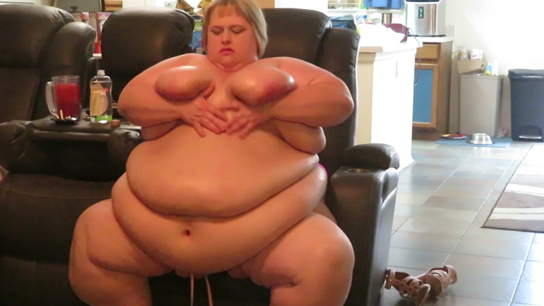 BBW nurse Vicki adventures with friends: Ssbbw भाग्यशाली Lexxi अपने बड़े पेट की मालिश करती है