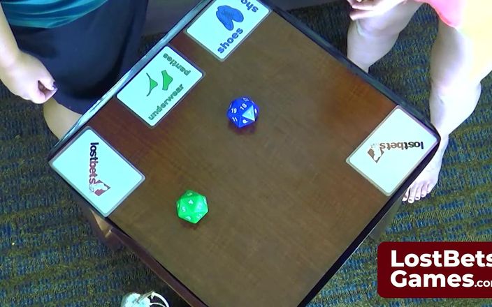 Lost Bets Games: Dee stoi przed imponującymi chełami w grze ze strip dice