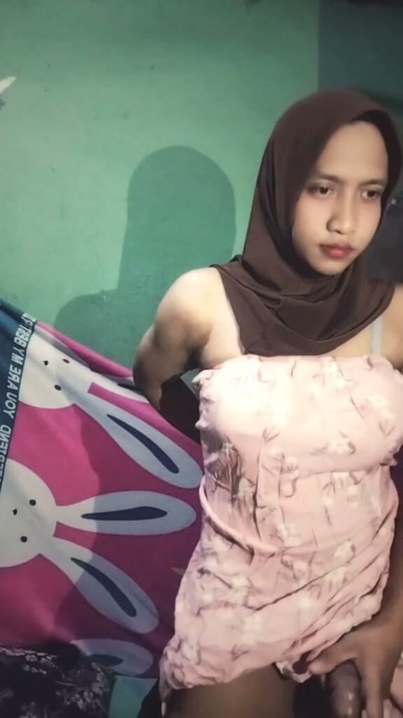 Deboy Candy: Beautiful Hijab Transvestite Masturbates Alone