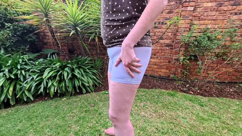 Kinky Taboo Me: 金发熟女在衣服绝望中撒尿汇编