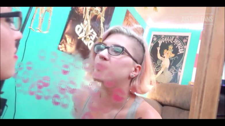 FondaDix: Sparkly Red Kisses