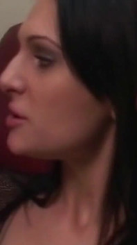 Tetovaná prsatá brunetka MILF uctívá ptáka jazykem