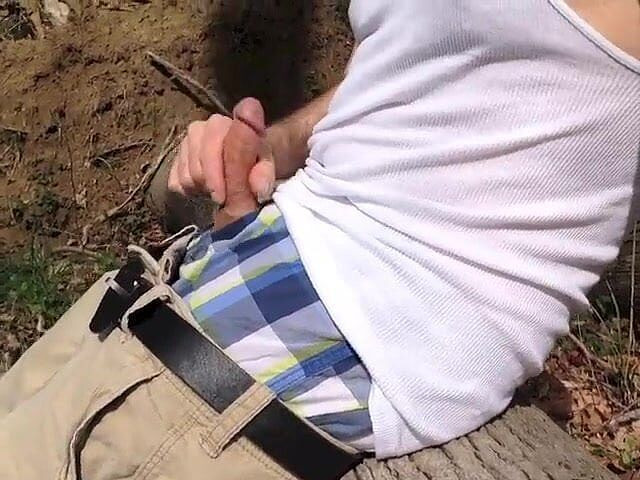 TJenner: Assis sur une bûche pendant que je me masturbe dans...