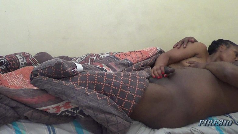 Fire810: Игра с хуем и поглаживание во время глубокого поцелуя, затем сосал черный член