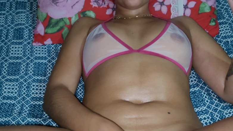 Strimermodel: Bunny miang mengurut minyak
