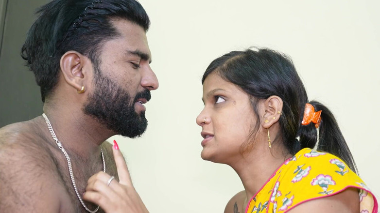Aaka: Doamnă indiană însărcinată care face sex cu soțul ei, coloană sonoră...