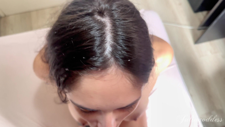 Shamelesscouple: 淫荡的妻子喜欢吮吸鸡巴和吞精