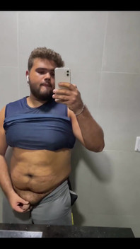 Burada spor salonunun banyosundaydım
