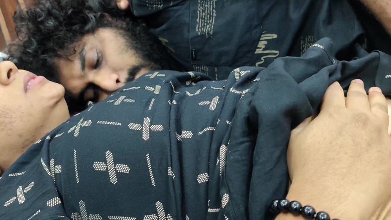 Vaishnavysharunraj: Baiser avec des pieds avec des seins