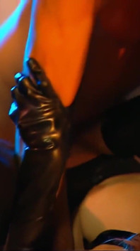 Fetisj-trio voor twee hoeren in latex en een harde pik