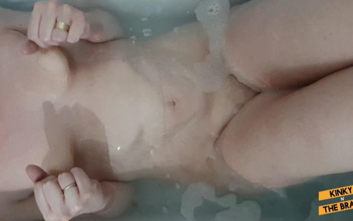 Kinky N the Brain: Les orgasmes dans le bain, c’est différent - version colorée