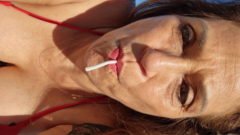 Melissa Johnson: Melissa Johnson ดูดและเลีย Cherry Lollipop บนชายหาด