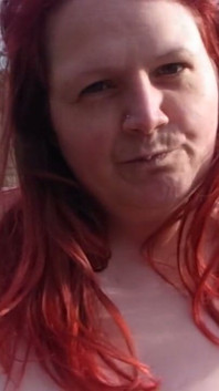Ragazza arrapata all'aperto