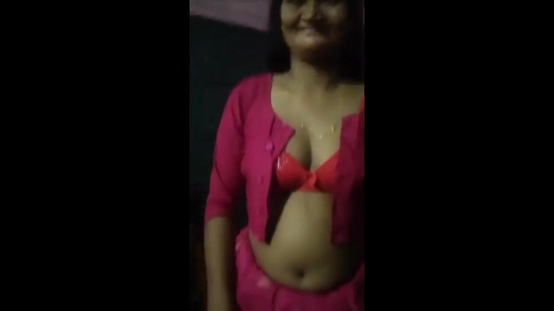 tanushri: Une bhabhi du village desi baise avec un inconnu