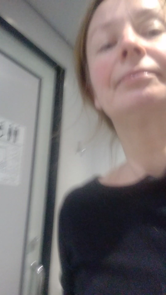 Naughty Slave: Fisting anal, spațiu, lingerea podelei în toaleta unui tren modern
