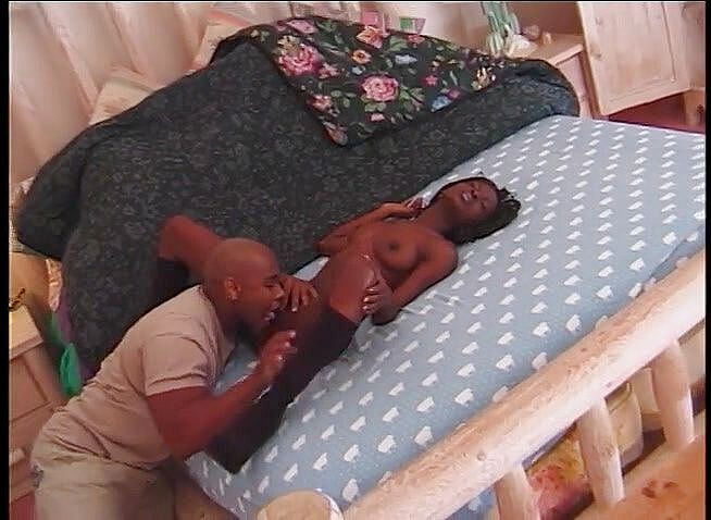 VOP Ebony Babes: Zlobivá ebenová miluje teplou nálož na svém černém obličeji