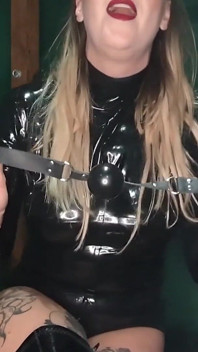 Regina fumării în latex