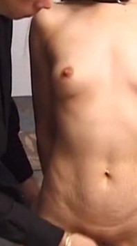 Reife brünette MILF erträgt wäscheklammern, muschi necken