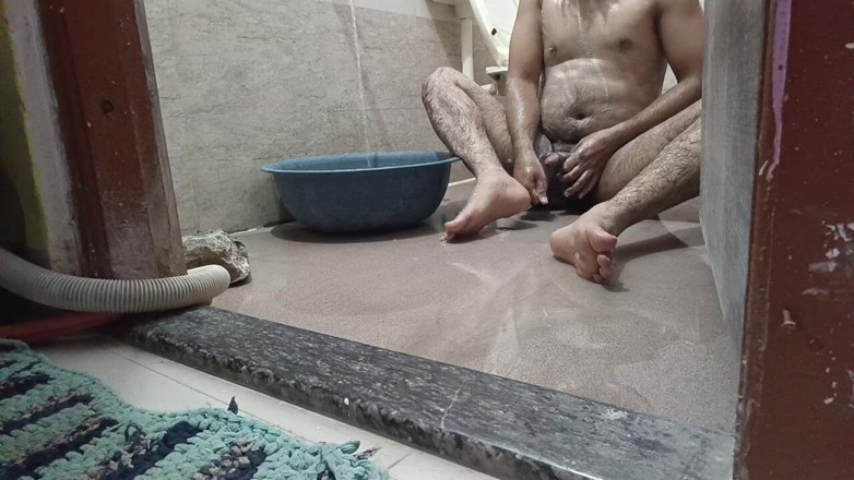 LovedSunsine1990: Siapa yang mau mandi sambil bugil di kamar mandi?
