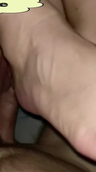 Footsie MILF dostaje spermę na stopach!
