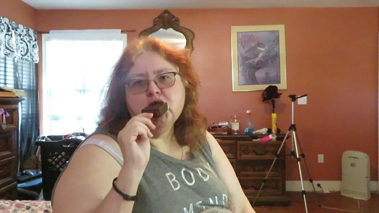 BBW nurse Vicki adventures with friends: Gordinha ruiva madura enfermeira Vicki lambe e chupa um sorvete