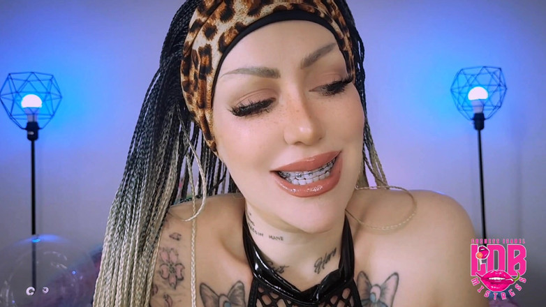 LDBMistress: Influencer z aparatami ortodontycznymi JOI