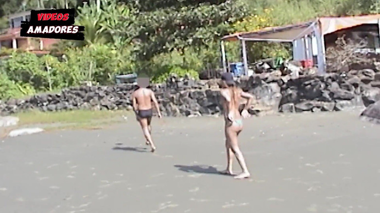 Amateurs videos: 辣妹在一个荒芜的海滩上脱下衣服