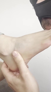 Si jalang berpeluh kecil post gim dan teman lelaki obsesi untuk kaki saya