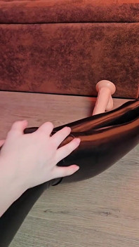 Footjob avec un gode en latex