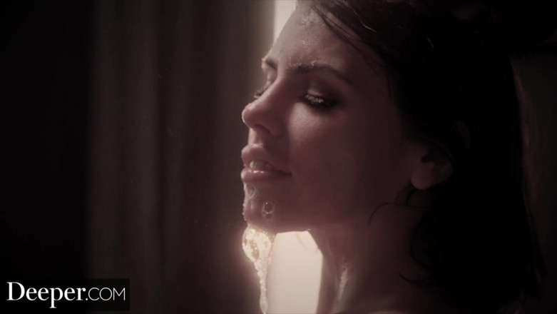 Deeper: Profond. Adriana est menottée et doit regarder