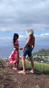 ビーチや山で小柄な美しさを楽しむ巨大チンポフリーク