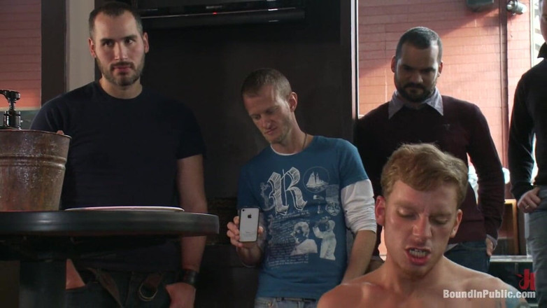 Bound in public: 筋肉質な男が、欲情したランチの群衆の前で自分の男を使い、犯す。