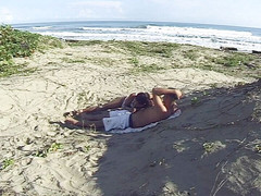 Exotic Girls: ジャマイカの砂丘で恥知らずなセックス