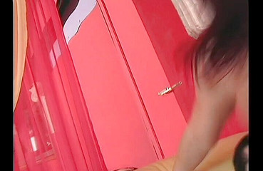 Content Candy: 拥有美丽屁股和紧致无毛阴户的少女第一次被操