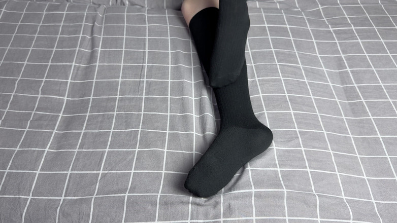 Gloria Gimson: Jste tu jen ty a paní v dlouhých černých ponožkách