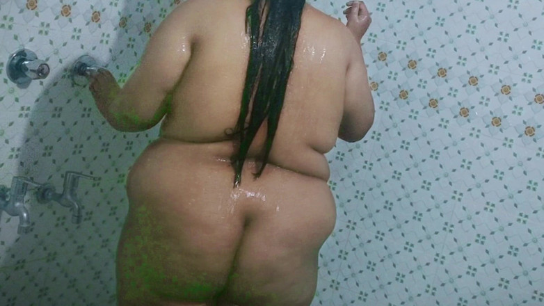 Your Boy's Cum: Moti Mallu hete Bhabhi in openbaar toilet na het neuken...