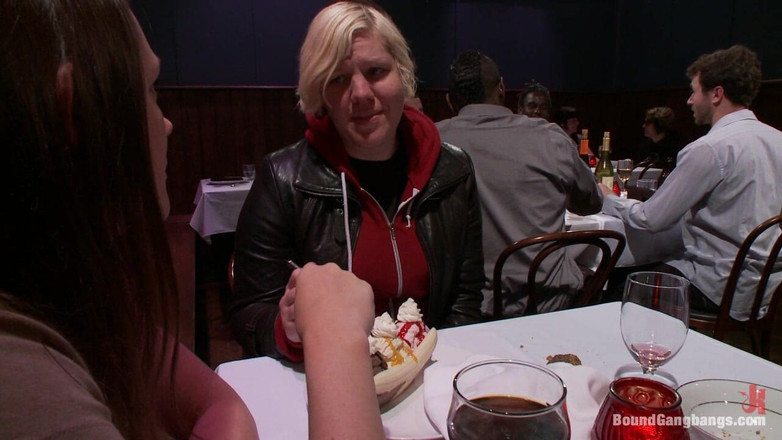 Bound Gang Bangs by Kink: O cliente está sempre certo