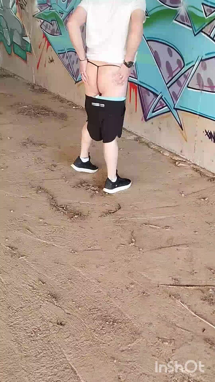 Morbosete000: W Pokazując jej tyłek w stringach