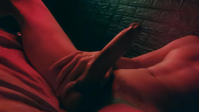 SEXY_GUYBEST: 밤에 거대한 자지를 자위하고 신음하는 매우 열정적으로!