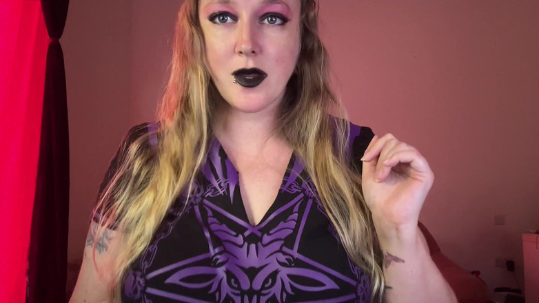 Kisicaxx: L'accordo satanico della ragazza gotica