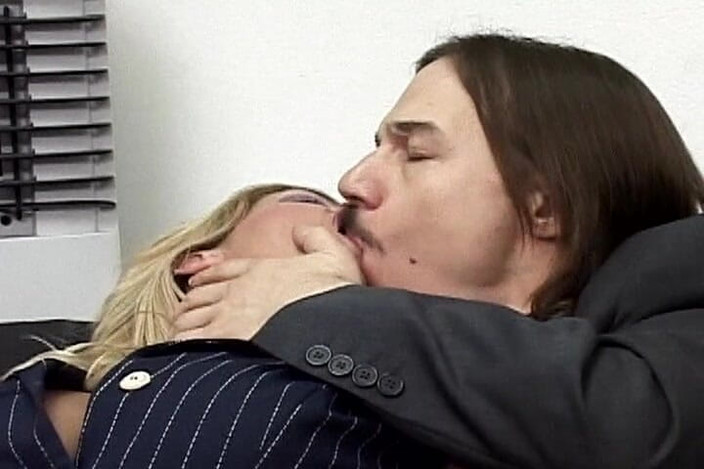 Vintage Life: Blonďatá milfka má ve své kanceláři opravdu hardcore bušení