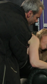La super sexy Nina Hartley cavalca un grosso cazzo