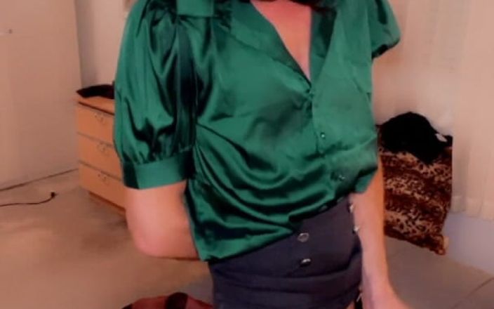 TVI Studios Val Parker: Geile travestiet in nylonkousen