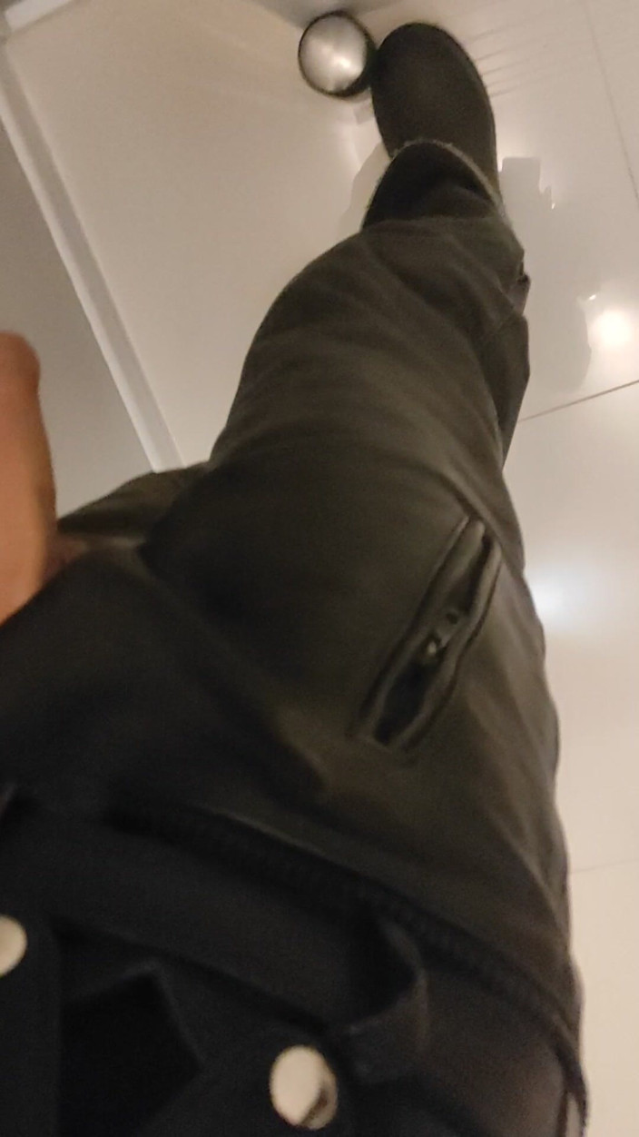 Gayfucker25: 게이 육군 남자 섹스. 나는 고무 부츠와 가죽 바지를 입고 있어