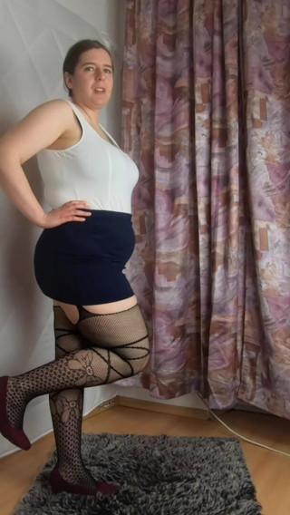 Lingerie Review: Mini falda de tacones y medias de rejilla sin censura