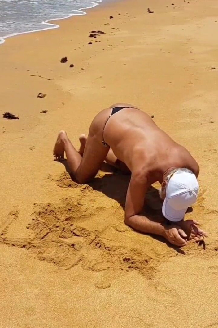 Ladysilvas: Ladysilva变装者在海滩上的热屁股