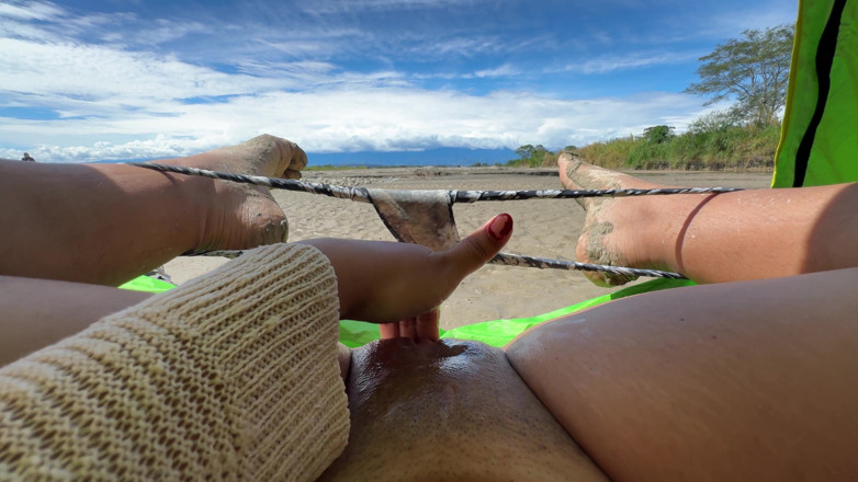 EMY_AND_JONH: Mi piace toccarmi fino all'orgasmo sulla spiaggia mentre vengo osservata